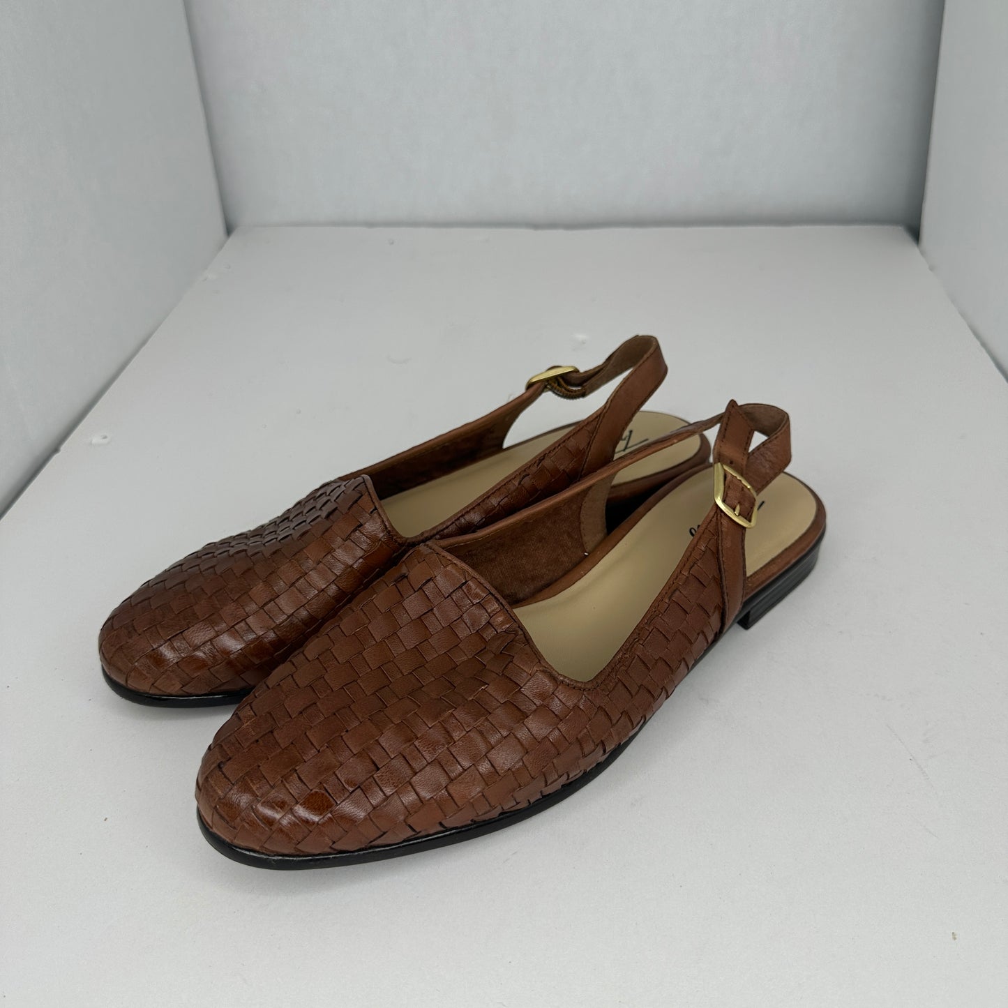 Trotters Lena Flats Brown Lightweight Pointed Cap Toe Wicker Look Leather Slip On Adjustable Strap