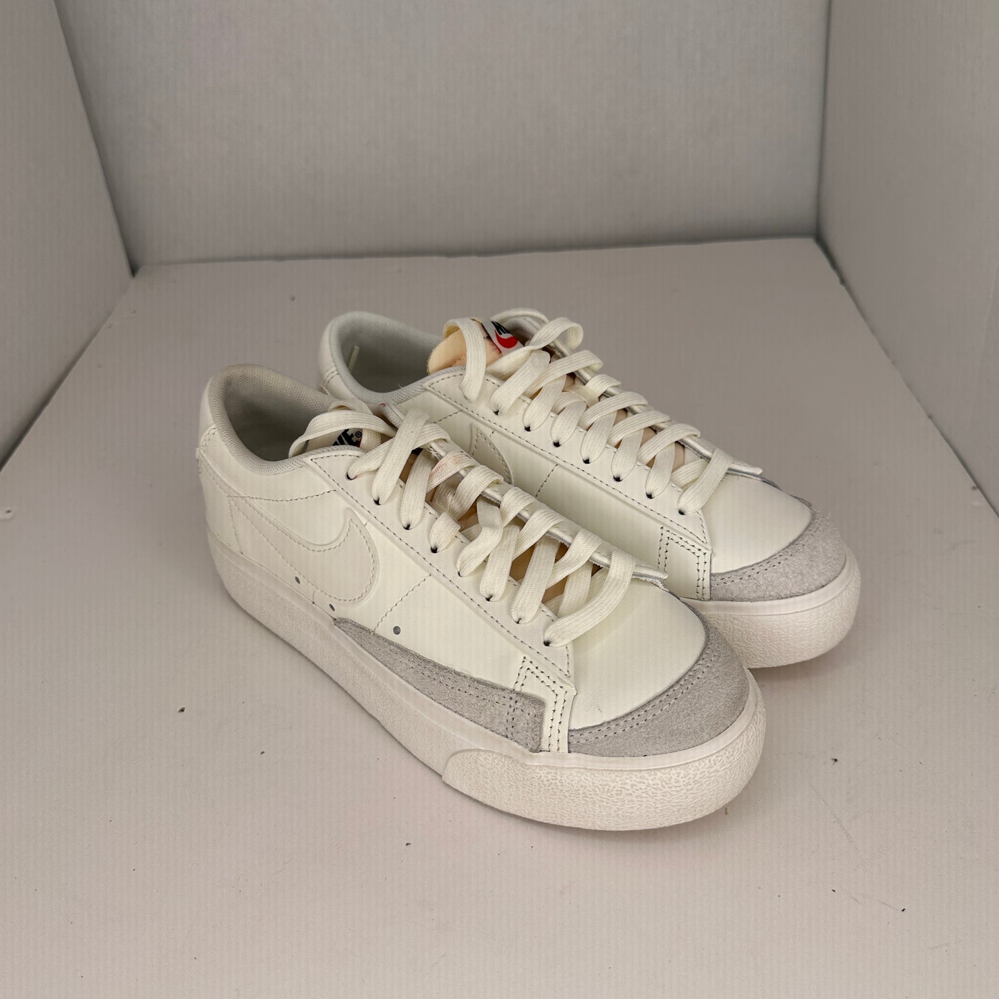 Nike Blazer Low Platform Shoes Gray and White Lace Up Rubber Outsole Sz 7 US Arch Support Logo