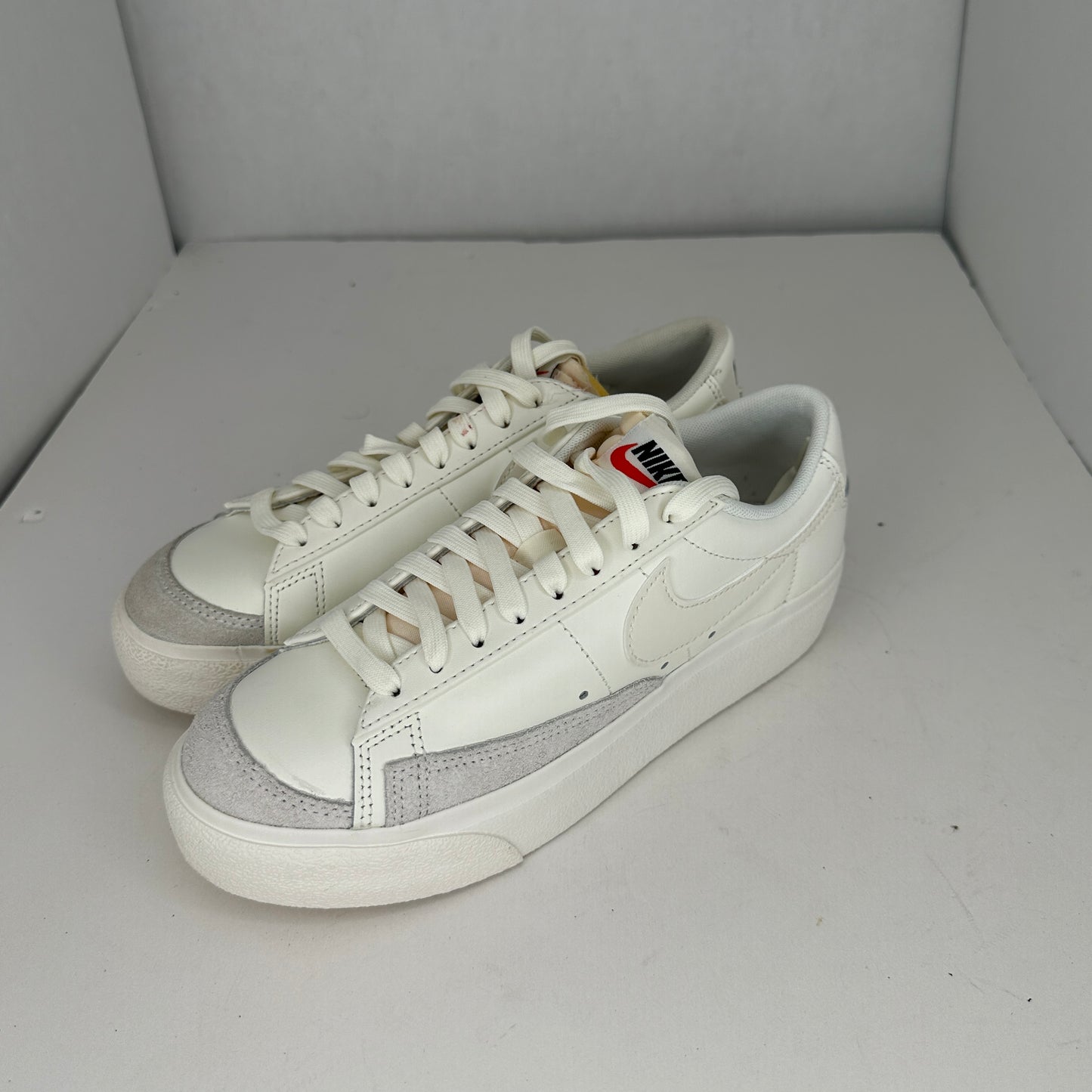 Nike Blazer Low Platform Shoes Gray and White Lace Up Rubber Outsole Sz 7 US Arch Support Logo
