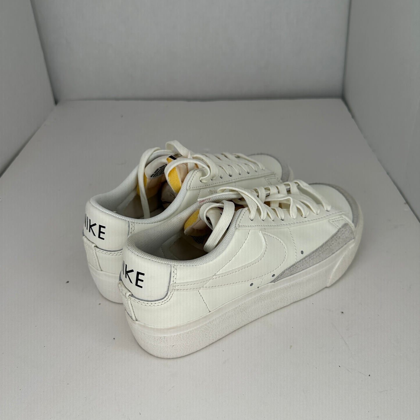 Nike Blazer Low Platform Shoes Gray and White Lace Up Rubber Outsole Sz 7 US Arch Support Logo