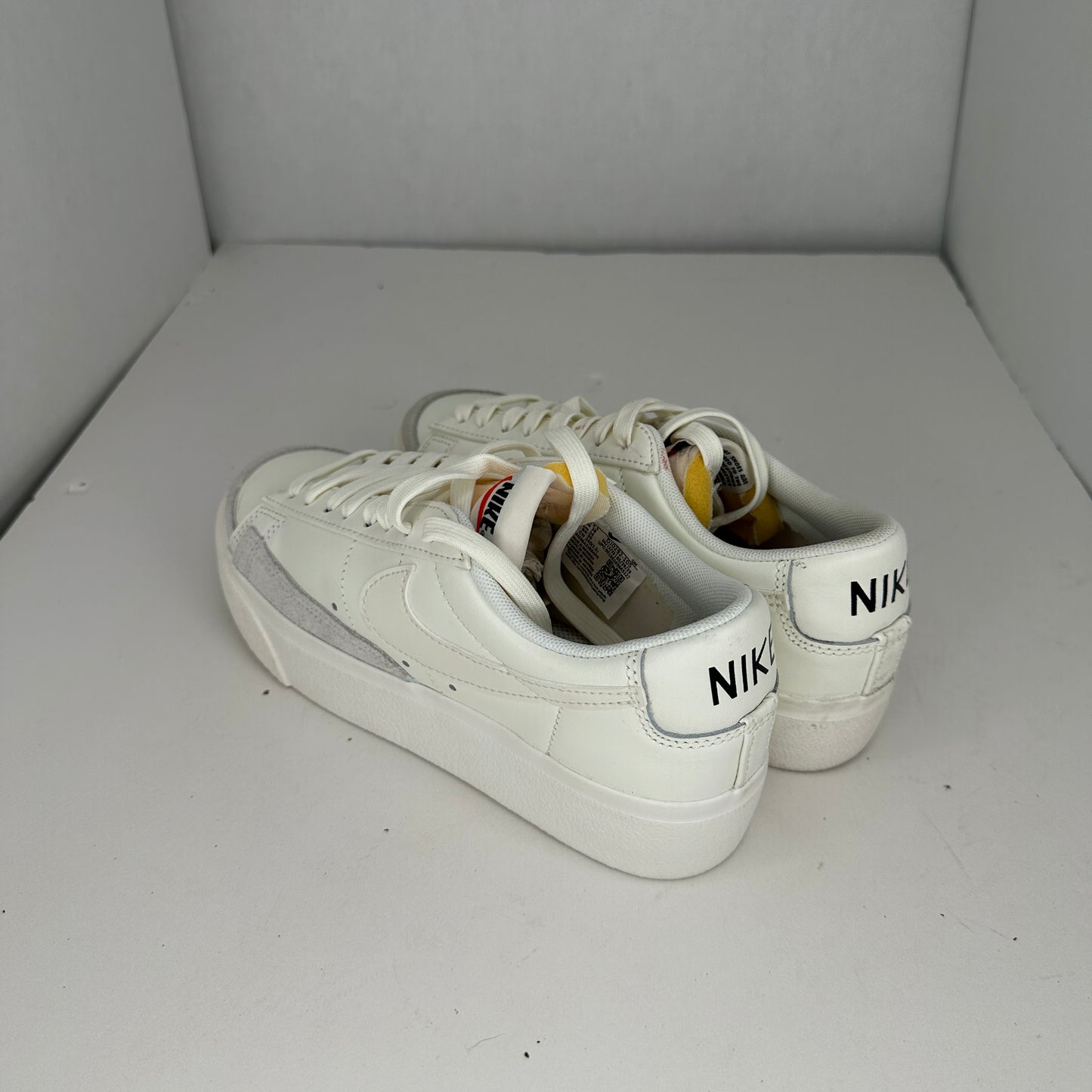 Nike Blazer Low Platform Shoes Gray and White Lace Up Rubber Outsole Sz 7 US Arch Support Logo