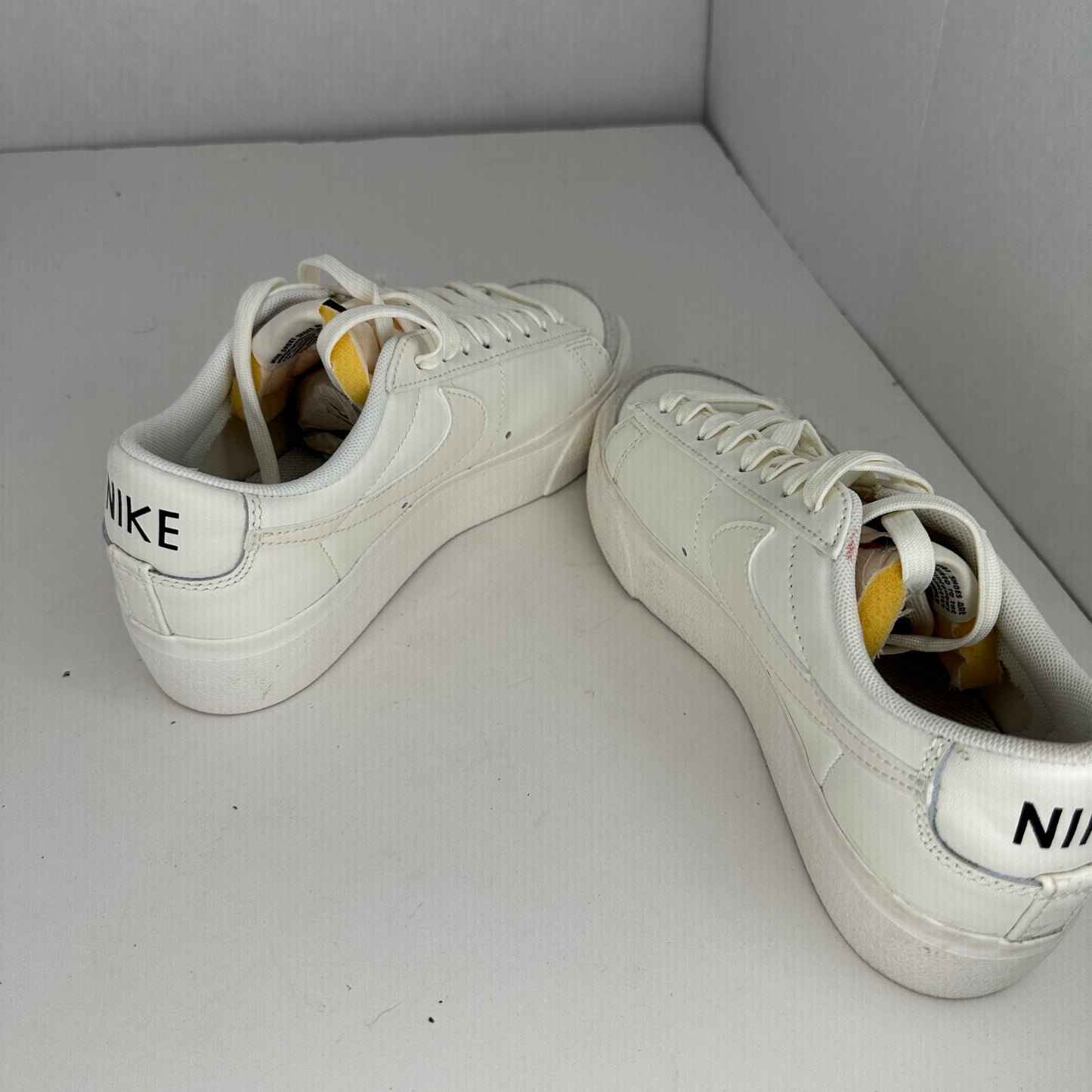 Nike Blazer Low Platform Shoes Gray and White Lace Up Rubber Outsole Sz 7 US Arch Support Logo