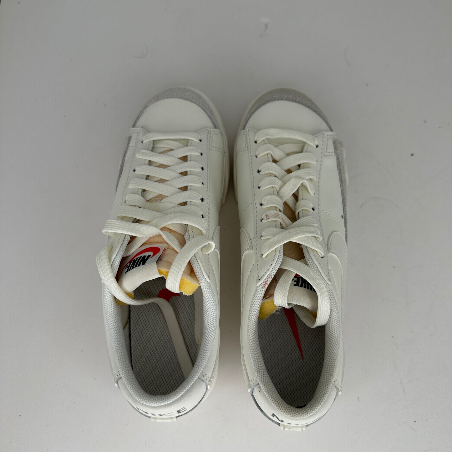 Nike Blazer Low Platform Shoes Gray and White Lace Up Rubber Outsole Sz 7 US Arch Support Logo