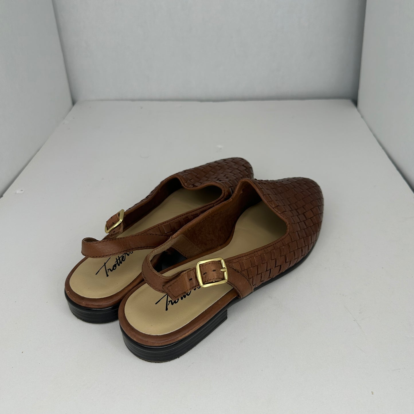 Trotters Lena Flats Brown Lightweight Pointed Cap Toe Wicker Look Leather Slip On Adjustable Strap