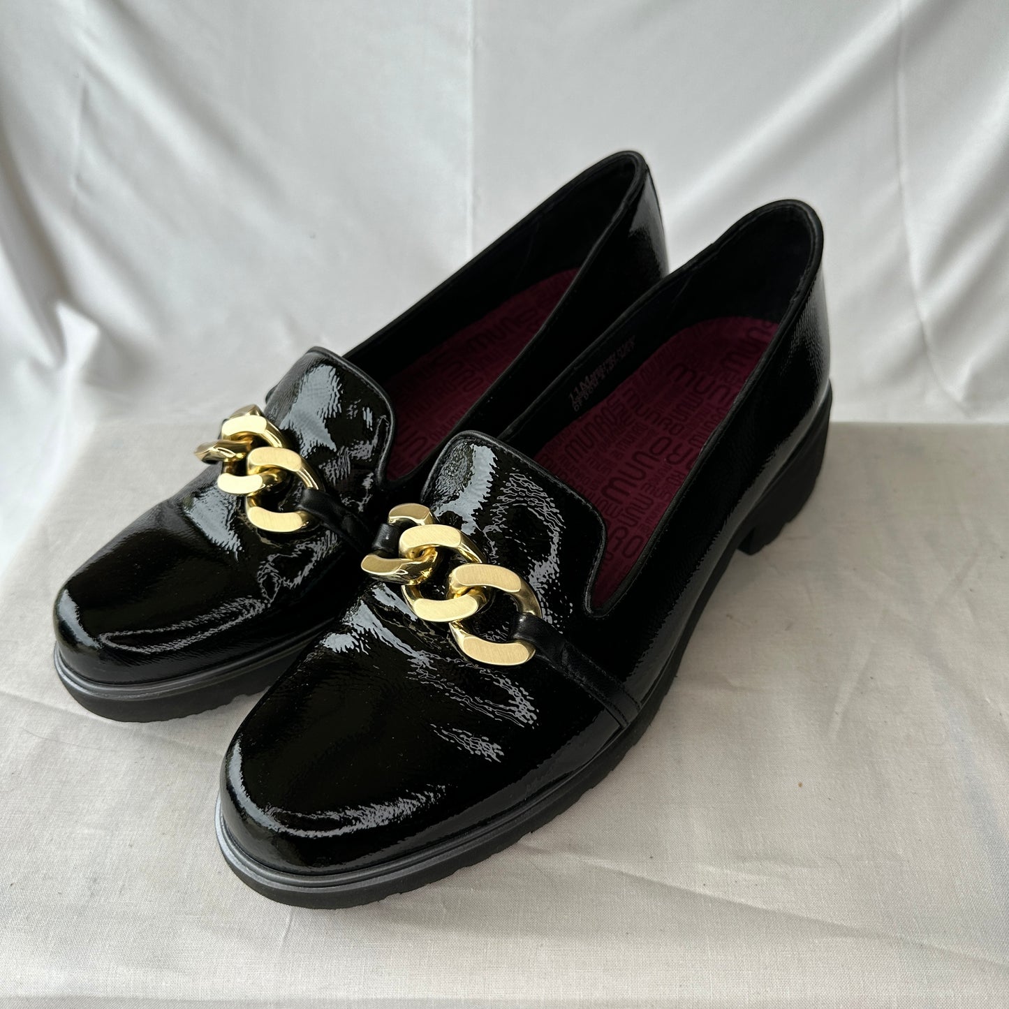 Munro Shoes Black/Gold Slip On Limited Edition Discontinued Leather Decorative Chain Accent Textured Leather