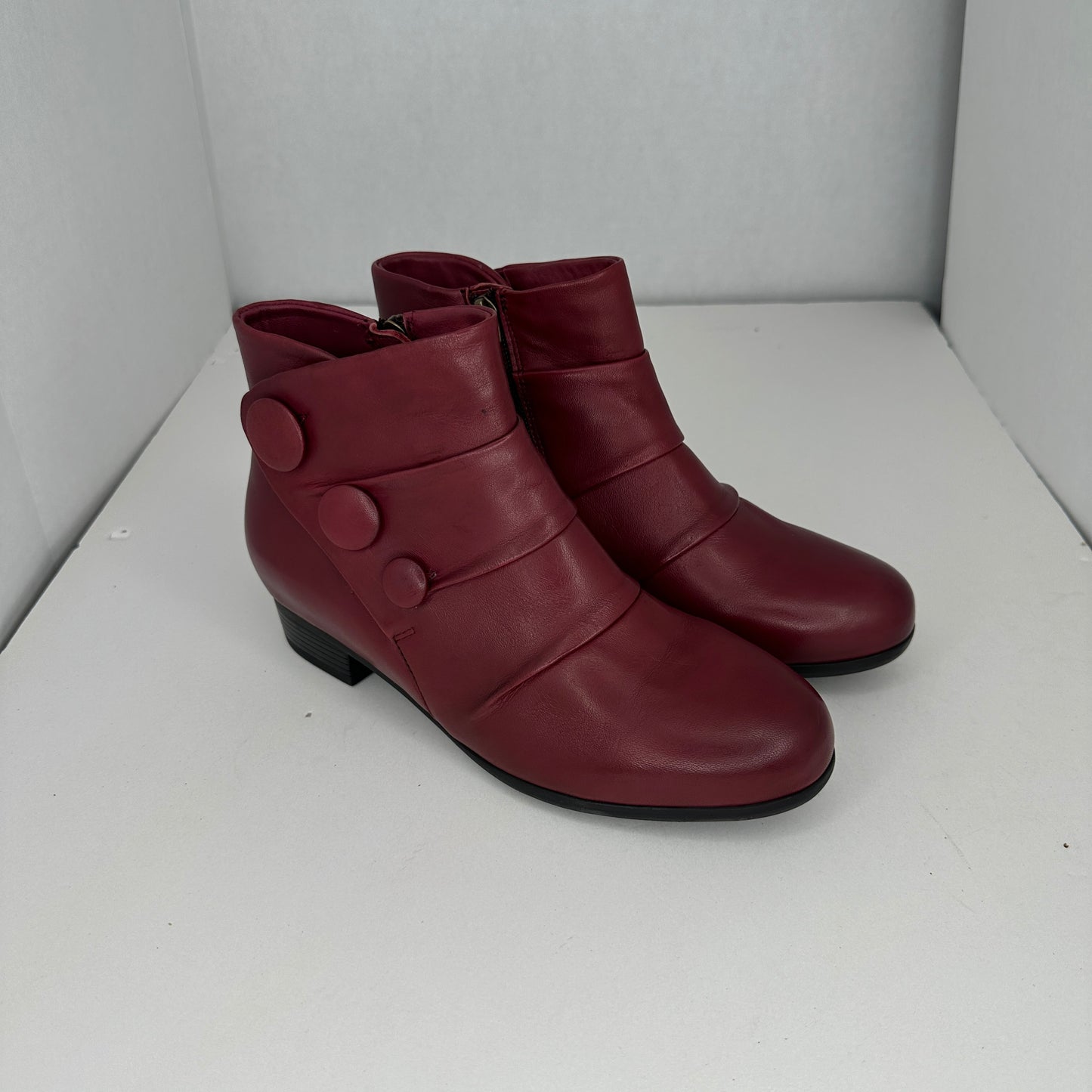 Trotters Mila Booties Burgundy Red Ankle High Button Accents Side Zipper Toe Cap Lightweight