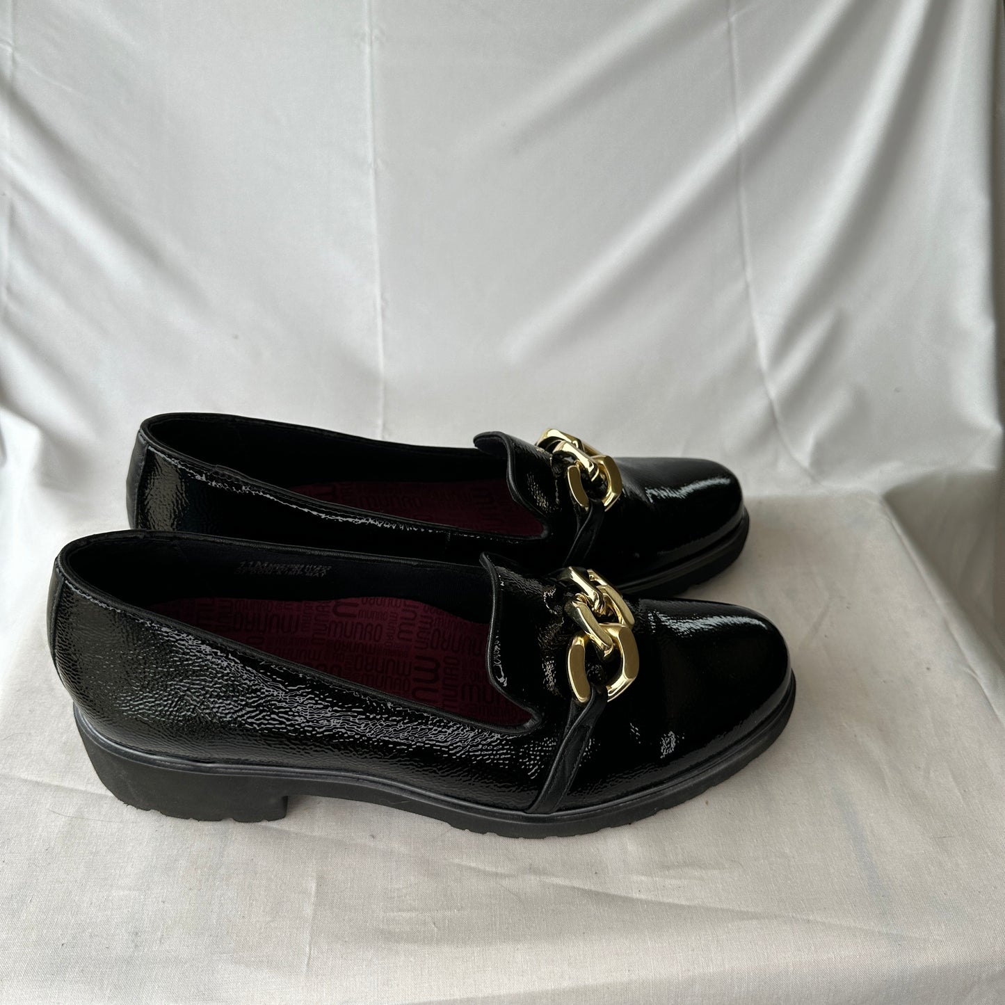 Munro Shoes Black/Gold Slip On Limited Edition Discontinued Leather Decorative Chain Accent Textured Leather