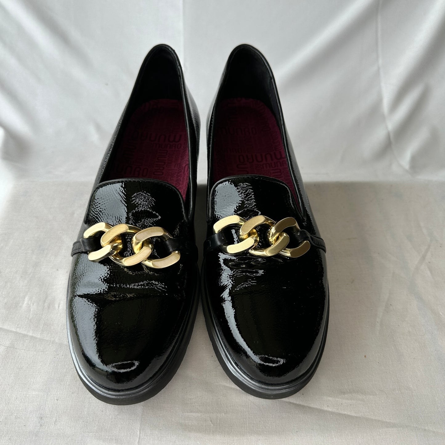 Munro Shoes Black/Gold Slip On Limited Edition Discontinued Leather Decorative Chain Accent Textured Leather