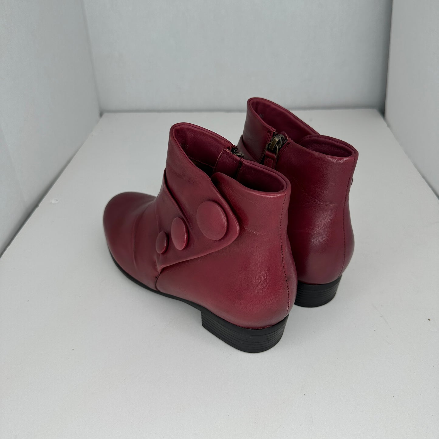 Trotters Mila Booties Burgundy Red Ankle High Button Accents Side Zipper Toe Cap Lightweight