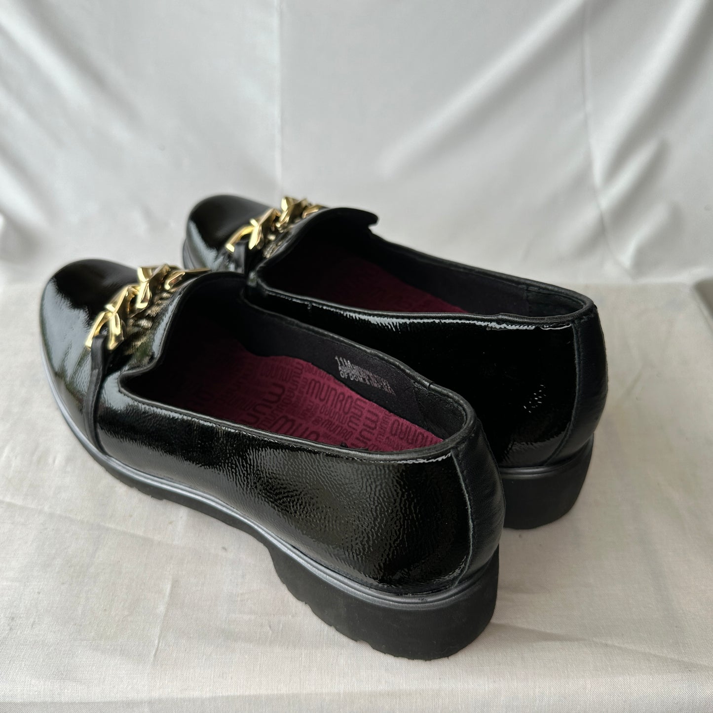 Munro Shoes Black/Gold Slip On Limited Edition Discontinued Leather Decorative Chain Accent Textured Leather