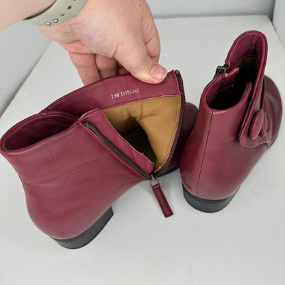 Trotters Mila Booties Burgundy Red Ankle High Button Accents Side Zipper Toe Cap Lightweight