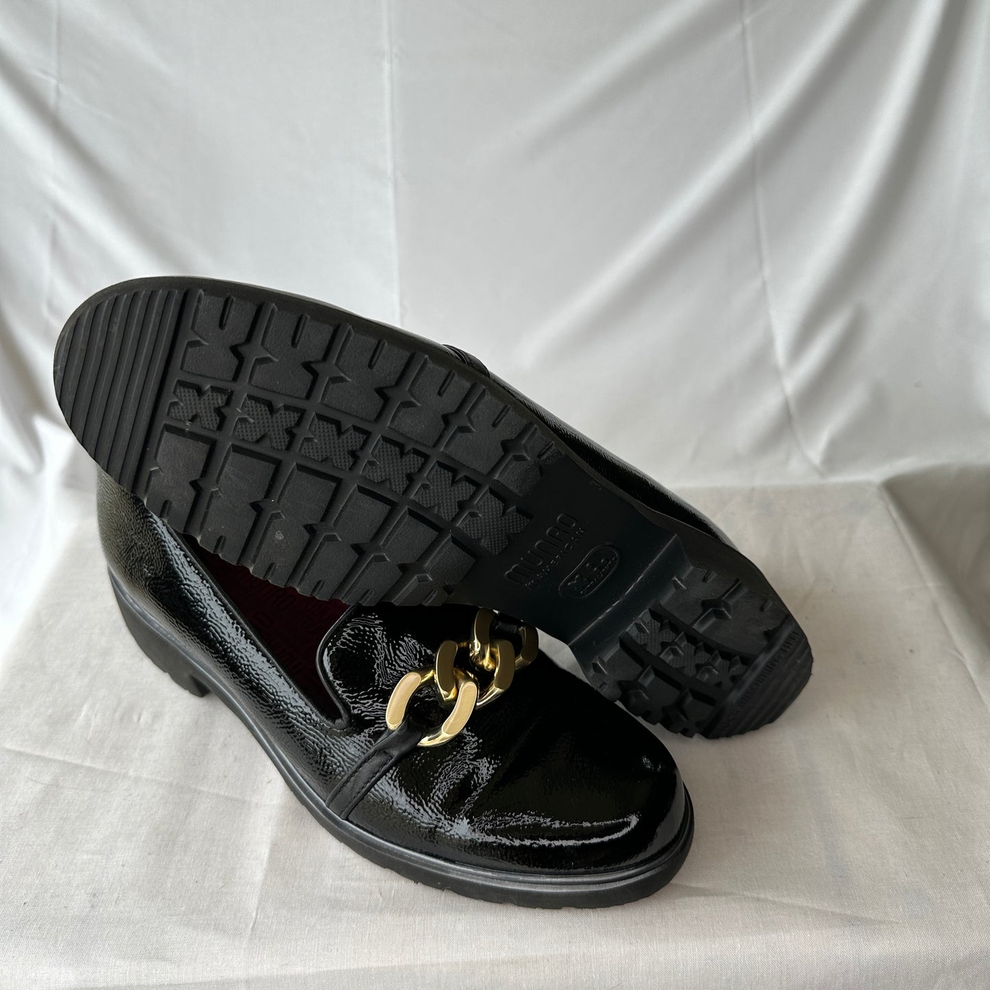 Munro Shoes Black/Gold Slip On Limited Edition Discontinued Leather Decorative Chain Accent Textured Leather